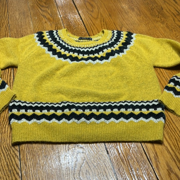 Zara Knit mustard round neck cropped sweater. Size Medium. Metallic gold thread - Picture 1 of 13